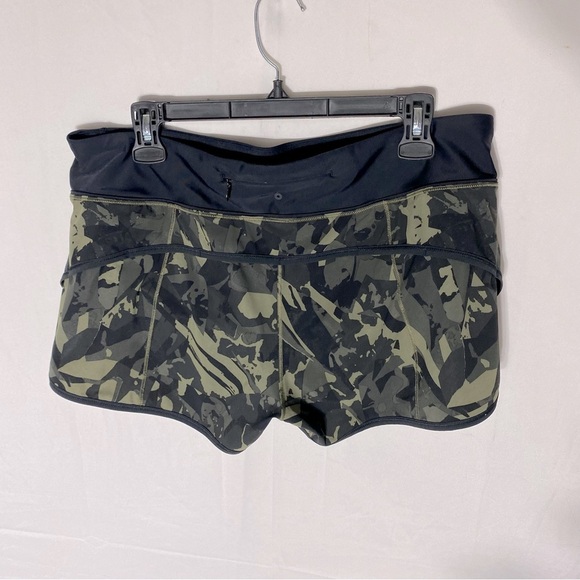 Lululemon Black Green Camo Low Rise Short Activewear Athletic Shorts 12 - Picture 14 of 15